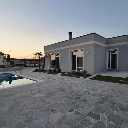 Timi - Modern With Private Pool Near Tirana Mucaj